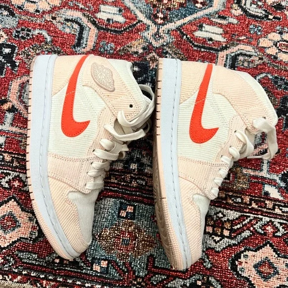 Women’s AIR JORDAN 1 mid SE - Picture 4 of 5